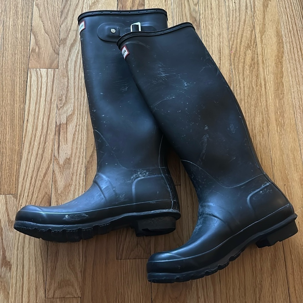 Hunter Us 7 tall green black rainboots, great pre owned at pre owned condition